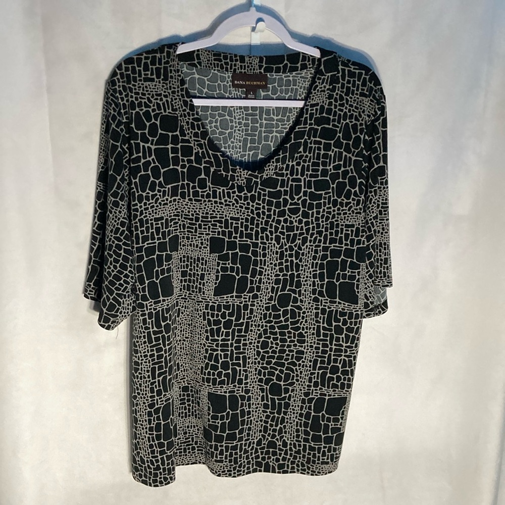 55-2 DANA BUCHMAN black white geometric scoop neck short sleeve top L